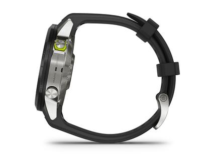 Garmin MARQ Athlete Gen 2 digital Titan 46mm schwarzes Kautschukband – Herrenuhren Uhr Multifunktion aus DLC beschichtet und Titan. Das Gehäuse ist rund und grau. Das Kautschuk / Kunststoff / Silikon Armband ist schwarz. Der Zifferblatt ist digital. – Ansicht 3