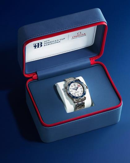 Omega Seamaster Diver 300M Automatik Edelstahl 42mm America's Cup weißes Zifferblatt Metallband – Herrenuhren Uhr ohne Datum aus Edelstahl und Keramik. Das Gehäuse ist rund und silber. Das Edelstahlarmband ist silber. Das Zifferblatt ist ein Index in weiß. – Ansicht 5