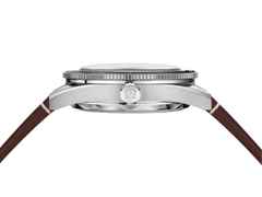 Omega Seamaster 300 Automatik Edelstahl 41mm schwarzes Zifferblatt braunes Lederband – Herrenuhren Uhr ohne Datum aus Aluminium und Edelstahl. Das Gehäuse ist rund und silber. Das Lederarmband ist braun. Das Zifferblatt ist arabisch Index und schwarz. – Ansicht 3