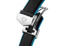 TAG Heuer Carrera Day-Date Automatik Edelstahl 41mm schwarzes Zifferblatt schwarzes Lederband – Herrenuhren Uhr mit Datum aus Edelstahl und Leder. Das Gehäuse ist rund und silber. Das Lederarmband ist schwarz. Das Zifferblatt ist ein Index in schwarz. – Ansicht 3