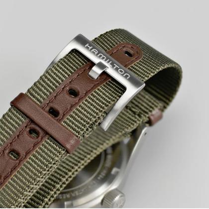 Hamilton Khaki Field Mechanical Handaufzug Edelstahl 38mm schwarzes Zifferblatt olivgrünes Textilband – Herrenuhren Uhr ohne Datum aus Edelstahl. Das Gehäuse ist rund und silber. Das Textilarmband ist grün. Das Zifferblatt ist arabisch und schwarz. – Ansicht 5
