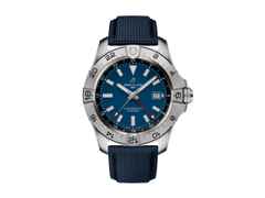 Breitling Avenger GMT 44 Automatik Edelstahl blaues Zifferblatt dunkelblaues Lederband – Herrenuhren Uhr mit Datum aus Edelstahl und Leder. Das Gehäuse ist rund und silber. Das Lederarmband ist blau. Das Zifferblatt ist ein Index in blau.