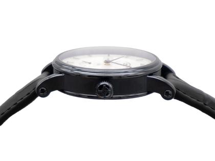 Mühle Glashütte Teutonia II Kleine Sekunde Midnight Limited Edition Automatik Edelstahl 41mm silbernes Zifferblatt schwarzes Lederband – Herrenuhren Uhr mit Datum aus Edelstahl und Leder. Das Gehäuse ist rund und schwarz. Das Lederarmband ist schwarz. Das Zifferblatt ist ein Index in silber. – Ansicht 4