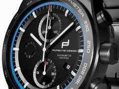Porsche Design Custom Built Timepieces Watchmakers Choice "RivieraBlau" Chronograph Automatik Titan Schwarz 42mm schwarzes Zifferblatt schwarzes Lederband – Herrenuhren Chronograph aus Edelstahl, Leder, Titan und Titancarbid beschichtet. Das Gehäuse ist rund und schwarz. Das Lederarmband ist schwarz. Das Zifferblatt ist ein Index in schwarz. – Ansicht 3