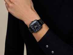 Rado True Square Automatic Keramik schwarz 38mm Keramikband schwarz – Damenuhren Uhr mit Datum aus Keramik und Titan. Das Gehäuse ist quadratisch und schwarz. Das Keramikarmband ist schwarz. Das Zifferblatt ist ein Index in schwarz. – Ansicht 5