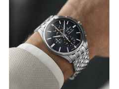 Junghans Meister S Chronoscope Automatik Edelstahl 45mm blaues Zifferblatt Metallband – Herrenuhren Chronograph aus Edelstahl. Das Gehäuse ist rund und silber. Das Edelstahlarmband ist silber. Das Zifferblatt ist ein Index in blau. – Ansicht 3