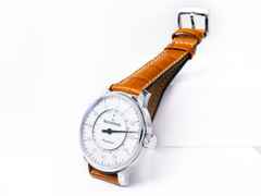 MeisterSinger Perigraph weiß mit Gold, 43mm – Herrenuhren Uhr mit Datum aus Edelstahl. Das Gehäuse ist rund und silber. Das Lederarmband ist braun. Das Zifferblatt ist arabisch und weiß. – Ansicht 3