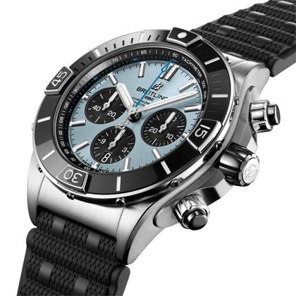 Breitling Super Chronomat B01 44 Automatik Edelstahl und Platin eisblaues Zifferblatt schwarzes Kautschukband – Herrenuhren Chronograph aus 950 Platin und Edelstahl. Das Gehäuse ist rund und silber. Das Kautschuk / Kunststoff / Silikon Armband ist schwarz. Das Zifferblatt ist ein Index in blau. – Ansicht 4