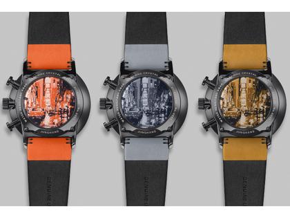 Junghans FORM A Chronoscope Automatik Edelstahl PVD-Schwarz 42mm schwarzes Zifferblatt orangenes Lederband – Herrenuhren Chronograph aus Edelstahl, Leder und PVD beschichtet. Das Gehäuse ist rund und schwarz. Das Lederarmband ist orange. Das Zifferblatt ist ein Index in schwarz. – Ansicht 2
