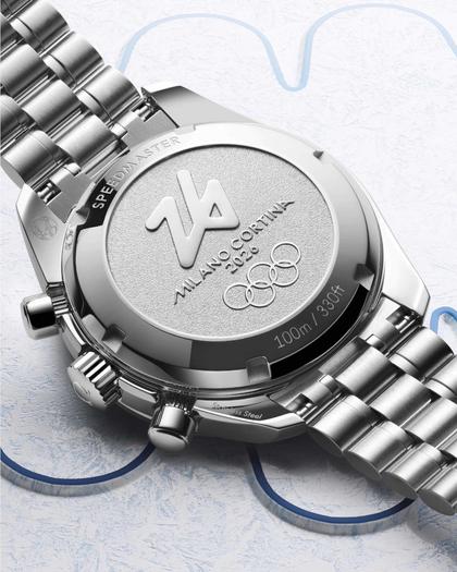 Omega Speedmaster 38 Chronograph Automatik Milano Cortina 2026 Edelstahl 38mm weißes Zifferblatt Metallband – Herrenuhren Chronograph aus Edelstahl und Keramik. Das Gehäuse ist rund und silber. Das Edelstahlarmband ist silber. Das Zifferblatt ist ein Index in weiß. – Ansicht 4