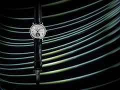Frederique Constant Classics Monolithic Manufacture Automatik Edelstahl 40mm silberfarbenes Zifferblatt schwarzes Lederband – Herrenuhren Uhr mit Datum aus Edelstahl und Leder. Das Gehäuse ist rund und silber. Das Lederarmband Kroko / Alligator ist schwarz. Das Zifferblatt ist römisch und silber. – Ansicht 3