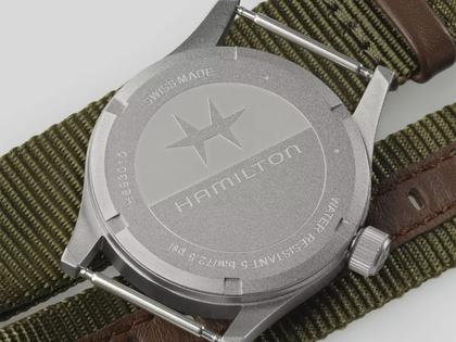 Hamilton Khaki Field Quartz Edelstahl 33mm weißes Zifferblatt grünes NATO-Textilband – Damenuhren Uhr ohne Datum aus Edelstahl. Das Gehäuse ist rund und grau. Das Textilarmband ist grün. Das Zifferblatt ist ein Index in weiß. – Ansicht 3