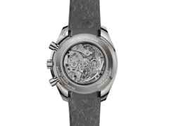 Omega Speedmaster Grey Side of the Moon Apollo 8 Chronograph Handaufzug Edelstahl 44mm graues Zifferblatt graues Kautschukband – Herrenuhren Chronograph aus Aluminium, Kautschuk und Keramik. Das Gehäuse ist rund und grau. Das Kautschuk / Kunststoff / Silikon Armband ist grau. Das Zifferblatt ist ein Index in grau. – Ansicht 2