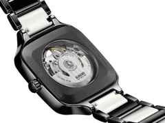 Rado True Square Open Heart Diamonds Automatik Keramik 38mm schwarzes Zifferblatt schwarzes Keramikband limitiert – Herrenuhren Uhr ohne Datum aus Keramik und Titan. Das Gehäuse ist quadratisch und schwarz. Das Keramikarmband ist schwarz. Das Zifferblatt ist skelettiert und schwarz. – Ansicht 4