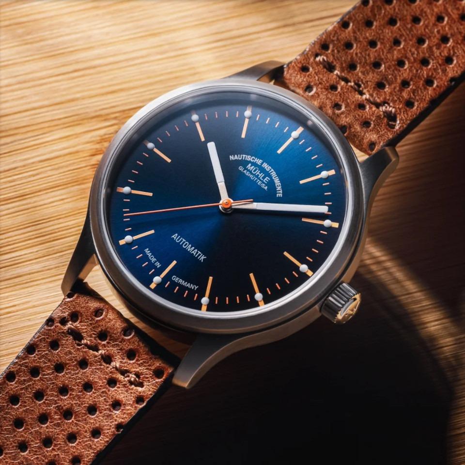 Mühle Glashütte Panova Blau Automatik Edelstahl 40mm braunes Lederband – Herrenuhren Uhr ohne Datum aus Edelstahl und Leder. Das Gehäuse ist rund und silber. Das Lederarmband ist braun. Das Zifferblatt ist ein Index in blau. – Ansicht 2