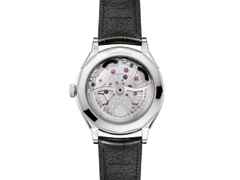 Omega Constellation Observatory Automatik Edelstahl 39mm silbernes Zifferblatt schwarzes Lederband – Herrenuhren Uhr ohne Datum aus 750 Rotgold, Edelstahl und Leder. Das Gehäuse ist rund und silber. Das Lederarmband Kroko / Alligator ist schwarz. Das Zifferblatt ist ein Index in silber. – Ansicht 2
