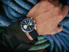 TAG Heuer Carrera Chronograph Skipper Automatik Edelstahl 39mm blaues Zifferblatt blaues Textilband – Herrenuhren Chronograph aus Edelstahl und Leder. Das Gehäuse ist rund und silber. Das Textilarmband ist blau. Das Zifferblatt ist ein Index in blau. – Ansicht 3