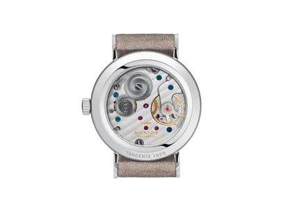 Nomos Glashütte Tangente 33 Handaufzug Edelstahl 33mm graues Zifferblatt beiges Lederband Glasboden – Damenuhren Uhr ohne Datum aus Edelstahl und Leder. Das Gehäuse ist rund und silber. Das Lederarmband ist beige. Das Zifferblatt ist arabisch Index und grau. – Ansicht 2