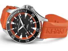 Hamilton Khaki Navy Scuba Auto Edelstahl 40mm schwarzes Zifferblatt orangenes Kautschukband – Herrenuhren Uhr mit Datum aus Edelstahl und Kautschuk. Das Gehäuse ist rund und silber. Das Kautschuk / Kunststoff / Silikon Armband ist orange. Das Zifferblatt ist arabisch Index und schwarz. – Ansicht 2