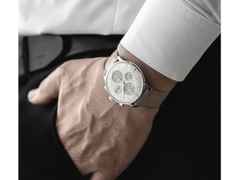 Junghans Meister Chronoscope Automatik Edelstahl 41mm graues Zifferblatt graues Lederband – Herrenuhren Chronograph aus Edelstahl und Leder. Das Gehäuse ist rund und silber. Das Lederarmband Strauß ist grau. Das Zifferblatt ist ein Index in grau. – Ansicht 4