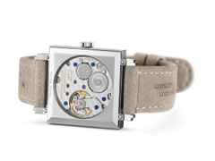Nomos Glashütte Tetra Origins Terra Handaufzug Edelstahl 29,5mm rotes Zifferblatt graues Lederband Stahlboden – Damenuhren Uhr ohne Datum aus Edelstahl und Leder. Das Gehäuse ist quadratisch und silber. Das Lederarmband ist grau. Das Zifferblatt ist arabisch Index und rot. – Ansicht 8
