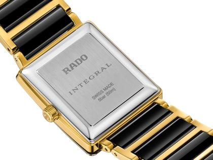 Rado Integral Quarz Edelstahl Gelbgold-PVD 28,5 x 31,5mm schwarzes Zifferblatt mit Brillanten Metallband – Damenuhren Uhr mit Datum aus Edelstahl, Keramik und PVD beschichtet. Das Gehäuse ist rechteckig und gelbgold. Das Edelstahlarmband ist schwarz. Das Zifferblatt ist ein Index in schwarz. – Ansicht 4
