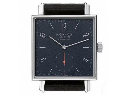 Nomos Glashütte Tetra neomatik 39 Nachtblau Automatik Edelstahl 33mm blaues Zifferblatt schwarzes Lederband – Damenuhren Uhr ohne Datum aus Edelstahl. Das Gehäuse ist quadratisch und silber. Das Lederarmband ist schwarz. Das Zifferblatt ist arabisch Index und blau. – Ansicht 5