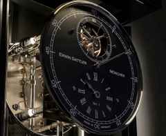 Erwin Sattler Präzisionspendeluhr Standuhr Illumina Secunda Carbon – Großuhren Standuhr aus . Das Gehäuse ist rechteckig und schwarz. Das Zifferblatt ist römisch Index und schwarz. – Ansicht 4