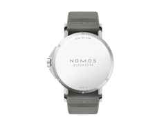 Nomos Glashütte Ahoi neomatik 38 Datum Sand Automatik Edelstahl sandfarbenes Zifferblatt dunkelgraues Textilband Stahlboden – Herrenuhren Uhr mit Datum aus Edelstahl. Das Gehäuse ist rund und silber. Das Textilarmband ist grau. Das Zifferblatt ist arabisch Index und beige. – Ansicht 2
