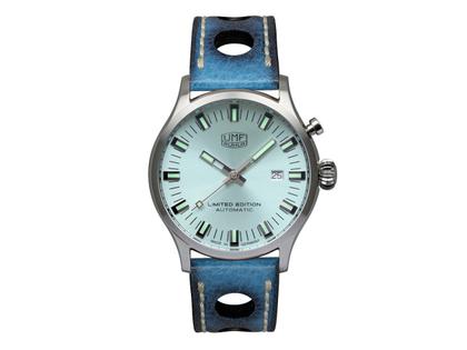UMF Ruhla Sprungdeckeluhr Automatik Edelstahl 43mm blaues Zifferblatt blaues Lederband limitiert – Herrenuhren Uhr ohne Datum aus Edelstahl und Leder. Das Gehäuse ist rund und silber. Das Lederarmband ist blau. Das Zifferblatt ist ein Index in blau.