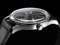 Union Glashütte Noramis Datum Petro Surf 2026 Limitierte Edition Automatik Edelstahl 40mm Felgendesign Zifferblatt schwarzes Lederband – Herrenuhren Uhr mit Datum aus Edelstahl und Leder. Das Gehäuse ist rund und silber. Das Lederarmband ist schwarz. Das Zifferblatt ist ohne Zeichen und schwarz. – Ansicht 3
