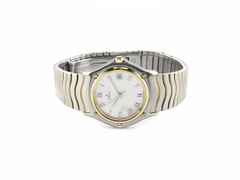 Juwelier Roller Ebel Sport Classic Quarz Edelstahl vergoldet Perlmutt-Zifferblatt Metallband 1087121 neuwertig Occasion Refurbished – Damenuhren Uhr mit Datum aus 750 Gelbgold und Edelstahl. Das Gehäuse ist rund und silber. Das Edelstahlarmband mit Gold ist silber-gelbgold. Das Zifferblatt ist römisch und weiß.