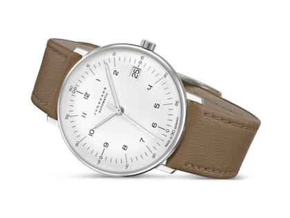 Junghans Max Bill Kleine Automatic Edelstahl 34mm silbernes Zifferblatt braunes Lederband – Damenuhren Uhr mit Datum aus Edelstahl. Das Gehäuse ist rund und silber. Das Lederarmband ist braun. Das Zifferblatt ist arabisch Index und silber. – Ansicht 4