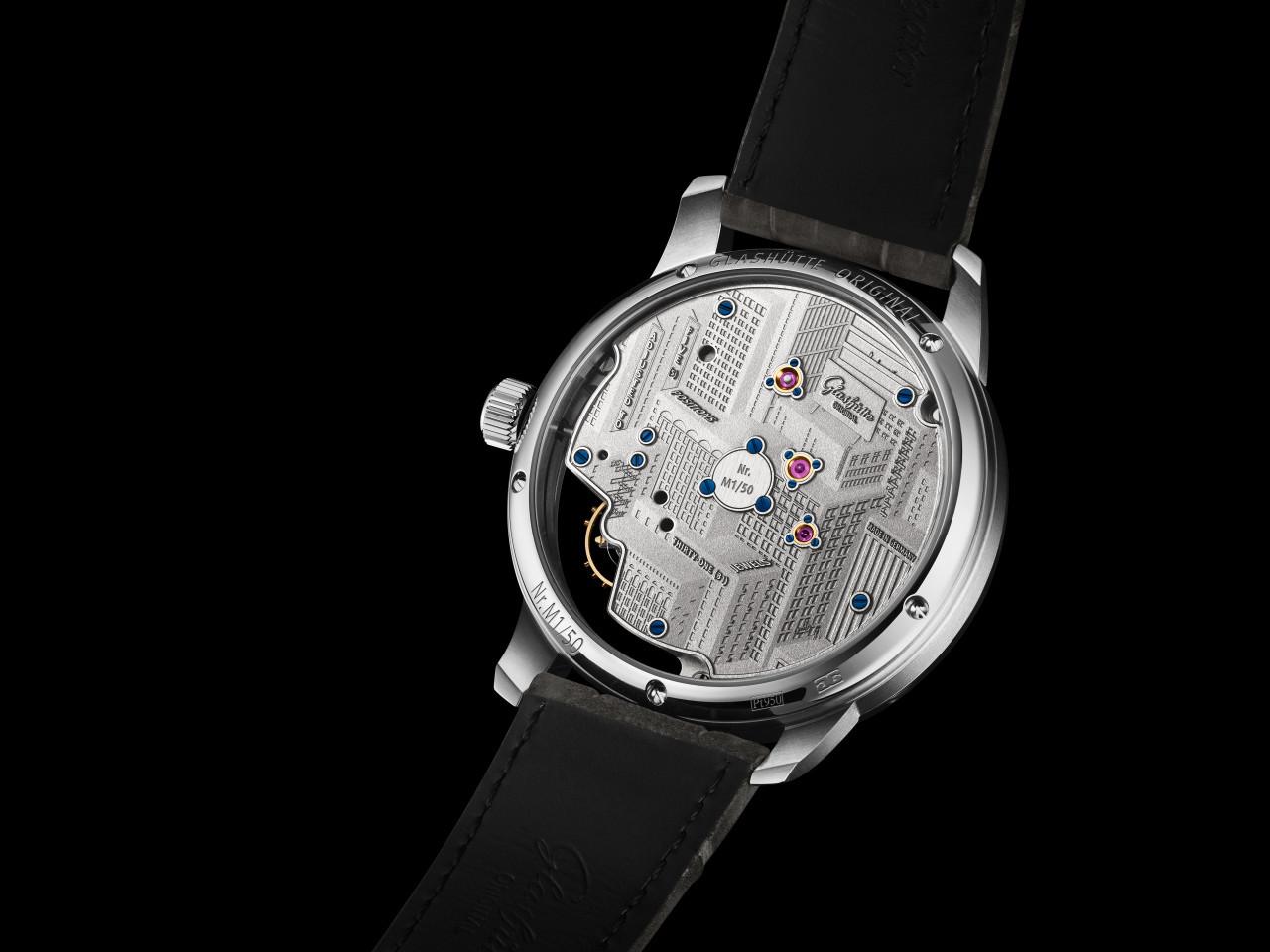 Glashütte Original PanoInverse Handaufzug Platin 42mm skelettiertes Zifferblatt graues Lederband Limited Edition – Herrenuhren Uhr ohne Datum aus 950 Platin. Das Gehäuse ist rund und silber. Das Lederarmband Kroko / Alligator ist grau. Das Zifferblatt ist ein Index in silber. – Ansicht 4