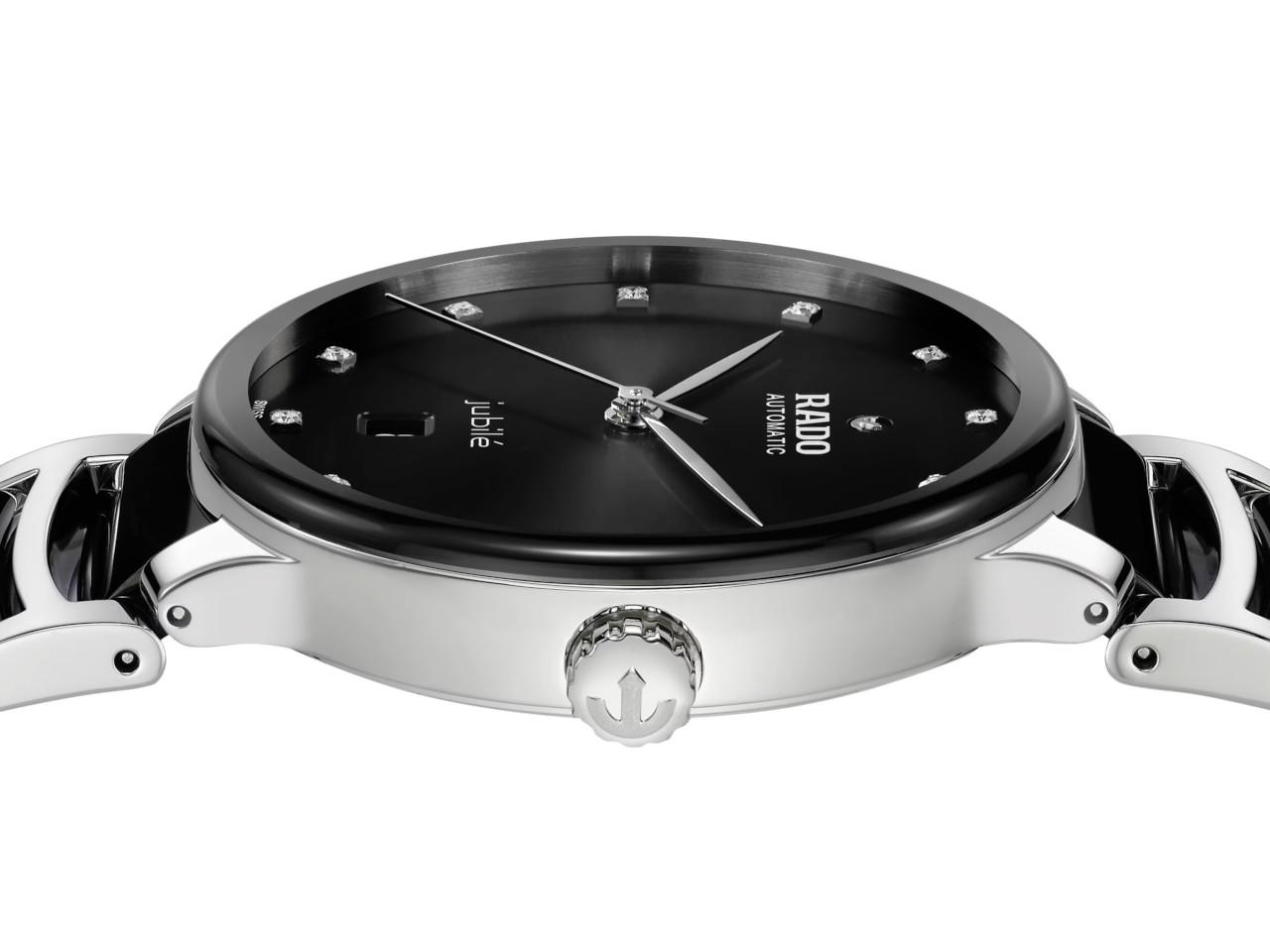 Rado Centrix Diamonds Automatik Edelstahl 39,5mm schwarzes Zifferblatt mit Brillanten Metallband – Herrenuhren Uhr mit Datum aus Edelstahl und Keramik. Das Gehäuse ist rund und silber. Das Keramikarmband ist schwarz. Das Zifferblatt ist ein Index in schwarz. – Ansicht 3