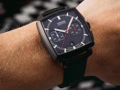 Union Glashütte Averin Chronograph Automatik Edelstahl Schwarz-DLC 41mm schwarzes Zifferblatt schwarzes Textilband – Herrenuhren Chronograph aus DLC beschichtet und Edelstahl. Das Gehäuse ist quadratisch und schwarz. Das Lederarmband ist schwarz. Das Zifferblatt ist ein Index in schwarz. – Ansicht 3