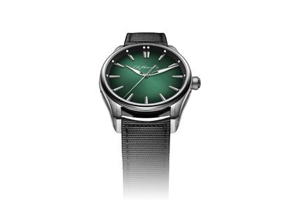 H. Moser & Cie. Pioneer Centre Seconds Cosmic Green Fumé Automatik Edelstahl 42,8mm grünes Zifferblatt schwarzes Textilband – Herrenuhren Uhr ohne Datum aus Edelstahl. Das Gehäuse ist rund und silber. Das Textilarmband ist schwarz. Das Zifferblatt ist ein Index in grün. – Ansicht 2