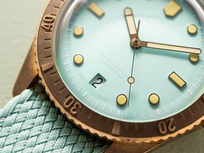 Oris Divers Sixty-Five Cotton Candy Automatik Bronze 38mm grünes Zifferblatt grünes Textilband – Damenuhren Uhr mit Datum aus Bronze und Leder. Das Gehäuse ist rund und roségold. Das Textilarmband ist grün. Das Zifferblatt ist ein Index in grün. – Ansicht 2