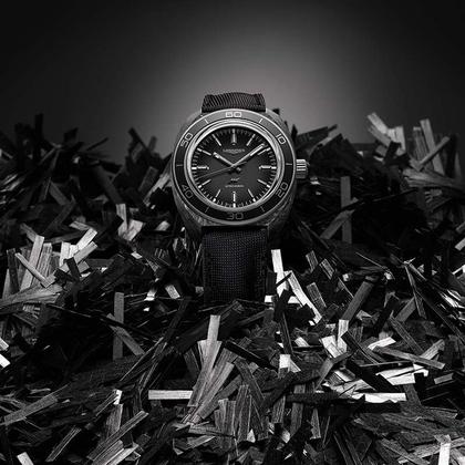 Longines Ultra-Chron Carbon Automatik Titan 43mm schwarzes Zifferblatt schwarzes Synthetikband – Herrenuhren Uhr ohne Datum aus Carbon und Titan. Das Gehäuse ist rund und anthrazit. Das Textilarmband ist schwarz. Das Zifferblatt ist ein Index in schwarz. – Ansicht 5
