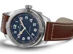 Hamilton Khaki Field Expedition Automatik Edelstahl 41mm dunkelblaues Zifferblatt braunes Lederband – Herrenuhren Uhr ohne Datum aus Edelstahl und Leder. Das Gehäuse ist rund und silber. Das Edelstahlarmband ist braun. Das Zifferblatt ist arabisch und blau. – Ansicht 3