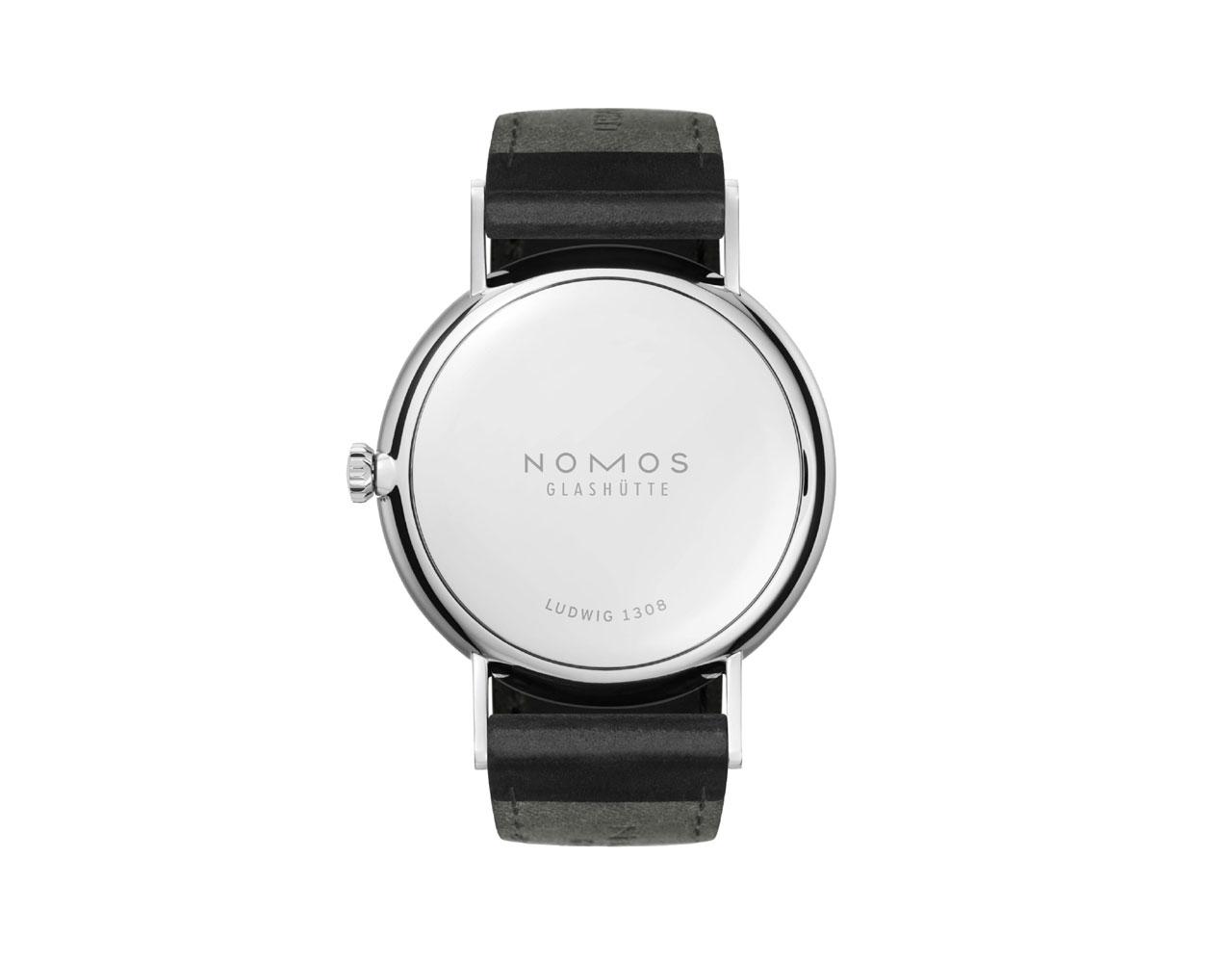 Nomos Glashütte Ludwig 38 Handaufzug Edelstahl weißes Zifferblatt schwarzes Lederband Stahlboden – Herrenuhren Uhr ohne Datum aus Edelstahl. Das Gehäuse ist rund und silber. Das Lederarmband ist braun. Das Zifferblatt ist römisch Index und weiß. – Ansicht 2