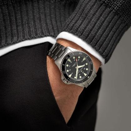 Hamilton Khaki Navy Scuba Automatic Edelstahl 43mm schwarzes Zifferblatt Metallband – Herrenuhren Uhr ohne Datum aus Edelstahl. Das Gehäuse ist rund und silber. Das Edelstahlarmband ist silber. Das Zifferblatt ist ein Index in schwarz. – Ansicht 3