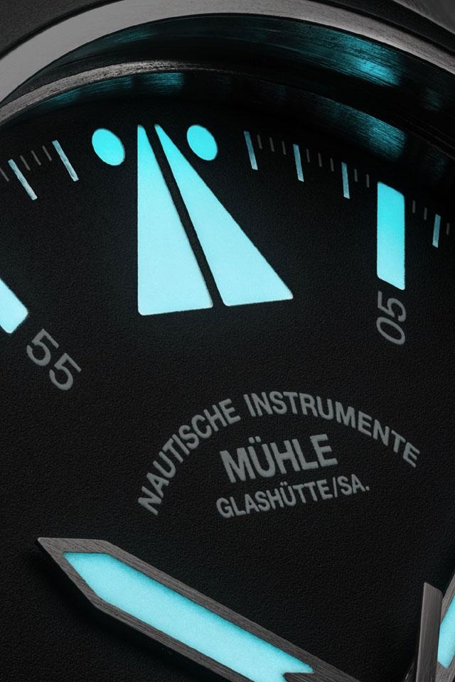 Mühle Glashütte S.A.R. Mission-Timer TITAN Automatik 43mm schwarzes Zifferblatt schwarzes Kautschukband – Herrenuhren Uhr mit Datum aus Keramik und Titan. Das Gehäuse ist rund und silber. Das Kautschuk / Kunststoff / Silikon Armband ist schwarz. Das Zifferblatt ist ein Index in schwarz. – Ansicht 5