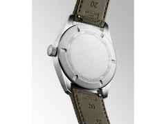 Longines Spirit Pilot Automatik Edelstahl 39mm schwarzes Zifferblatt grünes Textilband – Herrenuhren Uhr ohne Datum aus Edelstahl. Das Gehäuse ist rund und silber. Das Textilarmband ist grün. Das Zifferblatt ist arabisch und schwarz. – Ansicht 3
