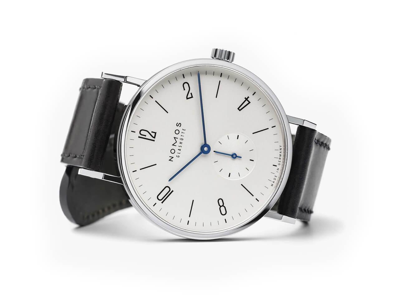 Nomos Glashütte Tangente 38 Handaufzug Edelstahl 38mm weißes Zifferblatt schwarzes Lederband Glasboden – Herrenuhren Uhr ohne Datum aus Edelstahl und Leder. Das Gehäuse ist rund und silber. Das Lederarmband ist schwarz. Das Zifferblatt ist arabisch Index und weiß. – Ansicht 4