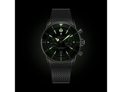 Breitling Superocean Heritage B01 Chronograph Automatik Edelstahl 42mm grünes Zifferblatt Metallband – Herrenuhren Chronograph aus Edelstahl und Keramik. Das Gehäuse ist rund und silber. Das Edelstahlarmband ist silber. Das Zifferblatt ist ein Index in grün. – Ansicht 5