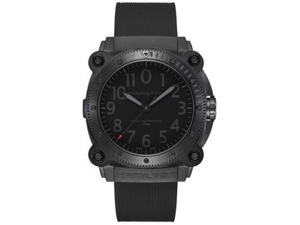 Hamilton BeLOWZERO Auto Limited Edition TENET Titan 46mm rote Zeigerspitze schwarzes Kautschukband – Herrenuhren Uhr ohne Datum aus Titan. Das Gehäuse ist rund und schwarz. Das Kautschuk / Kunststoff / Silikon Armband ist schwarz. Das Zifferblatt ist arabisch und schwarz.