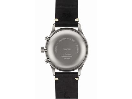 Sinn Spezialuhren 156.1 Fliegerchronograph Automatik Edelstahl 43mm schwarzes Zifferblatt schwarzes Lederband limitiert – Herrenuhren Chronograph aus Edelstahl. Das Gehäuse ist rund und silber. Das Lederarmband ist schwarz. Das Zifferblatt ist arabisch und schwarz. – Ansicht 7