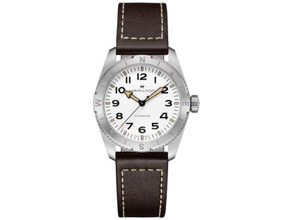 Herrenuhren Uhr ohne Datum aus Edelstahl und Leder. Das Gehäuse ist rund und silber. Das Edelstahlarmband ist braun. Das Zifferblatt ist arabisch und weiß.
