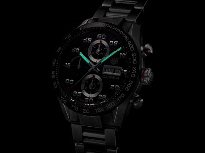TAG Heuer Carrera Chronograph Automatik Edelstahl 44mm schwarzes Zifferblatt Metallband – Herrenuhren Chronograph aus Edelstahl und Keramik. Das Gehäuse ist rund und silber. Das Edelstahlarmband ist silber. Das Zifferblatt ist arabisch und schwarz. – Ansicht 4